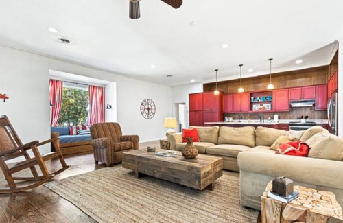 Quinlan House | 3BD Lakefront Escape | Private Dock | Games