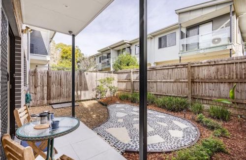Eight Mile Plains House | 3BD Townhouse close to shops, transport with carpark