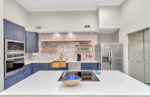 Clodine House | 3BDR/2B/JACUZZI/AIRHOCKEY AccessibleGem Sleep13 ChinaTown , 20mins DT