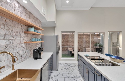 Clodine House | 3BDR/2B/JACUZZI/AIRHOCKEY AccessibleGem Sleep13 ChinaTown , 20mins DT