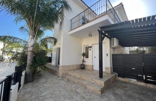 Paralimni Villa | 3bdr villa-pool/700m from a blue flag beach!