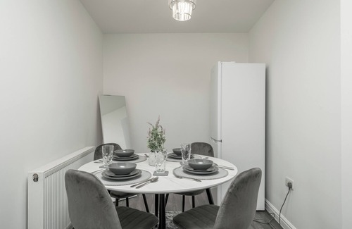 Canning Town Apartment | 3bed apt by Canning Town stn, 10 mins to Canary Wharf, O2, Excel, & City Airport