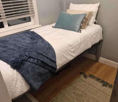 Broadheath House | 3Bedroom-Sleeps5-WiFi-SingleCarParking