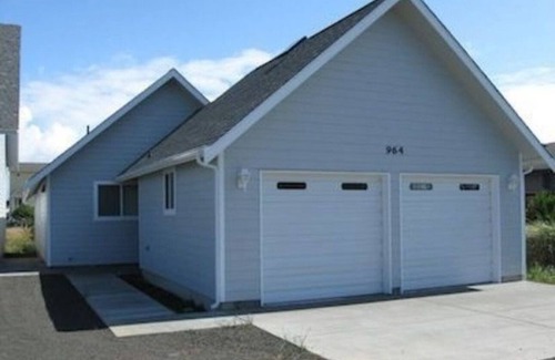 Ocean Shores House | 3BR 1.5Ba - Private Hot Tub & Game Room! 2 Pets stay free!