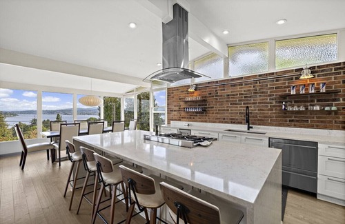 Bryn Mawr-Skyway House | 3BR 2.5BA The Lucille Lake Washington View Retreat