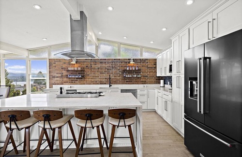 Bryn Mawr-Skyway House | 3BR 2.5BA The Lucille Lake Washington View Retreat