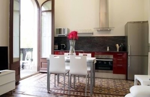 Dreta de l'Eixample Apartment | 3BR/3BA Painted in White Apartment with Balcony. Free luggage storage service.