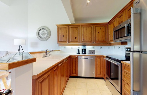 Blackcomb House | 3BR | Blackcomb Greens | King Bed | Jacuzzi Tub | Fireplace | Private Balcony | Parking