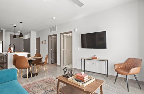 Downtown Phoenix Apartment | 3BR Cozysuites RORO Pool, Pets, Parking! 6&12