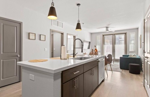 Downtown Phoenix Apartment | 3BR Cozysuites RORO Pool, Pets, Parking! 6&12