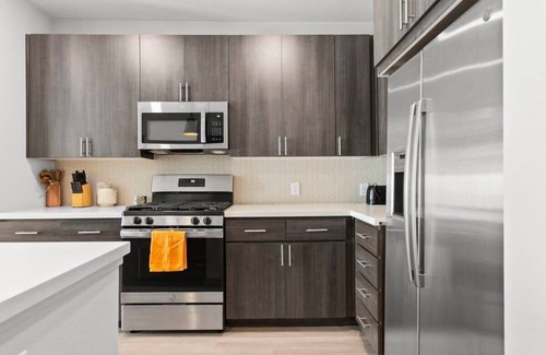 Downtown Phoenix Apartment | 3BR Cozysuites RORO Pool, Pets, Parking! 6&12