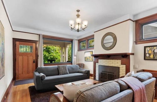 Manito House | 3BR Home / Large Kitchen / Mins To DwnTwn