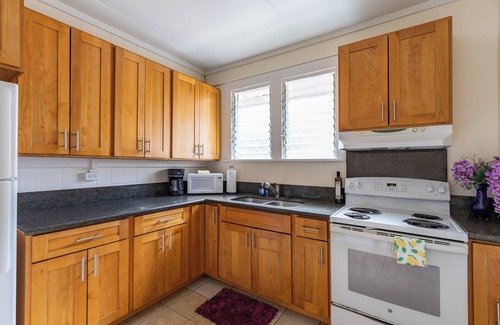 Waikiki House | 3BR House Walk to the Beach&Malls FREE Parking!
