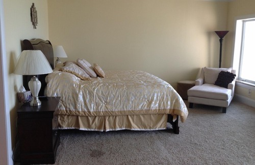 Geneva-on-the-Lake Condo | 3BR LAKEFRONT PENTHOUSE-SLEEPS 6