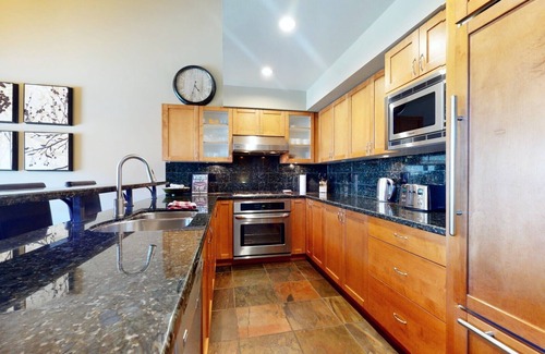 Village North House | 3BR | Montbello | King Bed w/Ensuite | Private Hot Tub | Cooling System | Private Deck