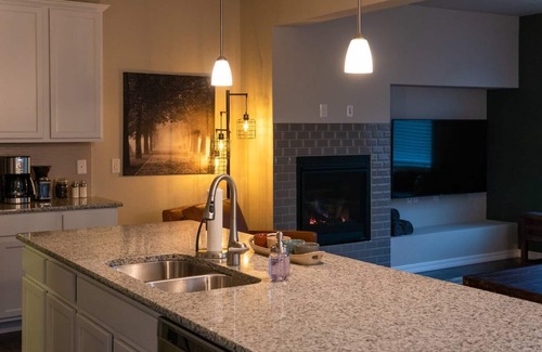 Rockrimmon House | 3BR Mtn Viewsluxury Townhomecentral Locationac