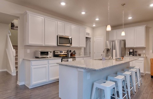 Rockrimmon House | 3BR Mtn Viewsluxury Townhomecentral Locationac