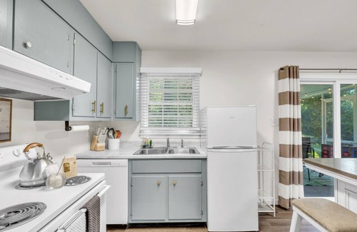 Garden City House | 3BR Near River St & Forsyth | Porch + Parking