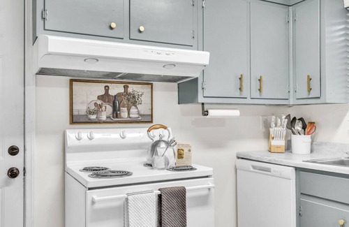 Garden City House | 3BR Near River St & Forsyth | Porch + Parking