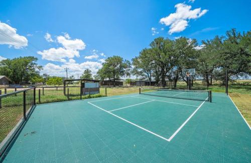 Fredericksburg House | 3BR Oasis-Pool-Pickleball-Dog Friendly