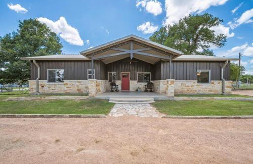 Fredericksburg House | 3BR Oasis-Pool-Pickleball-Dog Friendly