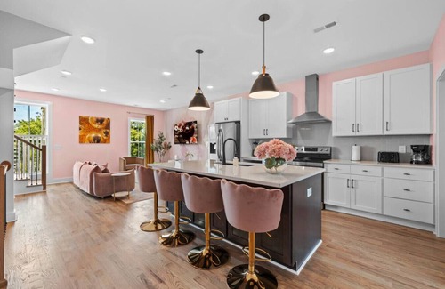 Talbot's Corner Apartment | 3BR - Sleeps 10 | Makeup Room + Rooftop!