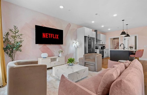 Talbot's Corner Apartment | 3BR - Sleeps 10 | Makeup Room + Rooftop!
