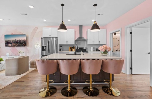 Talbot's Corner Apartment | 3BR - Sleeps 10 | Makeup Room + Rooftop!