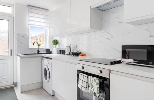 Corby House | 3br-sleeps8-parking-wifi-closestation