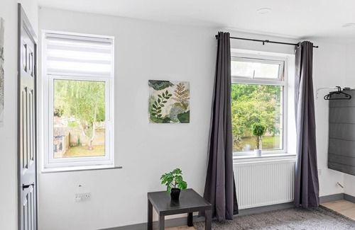 Corby House | 3br-sleeps8-parking-wifi-closestation