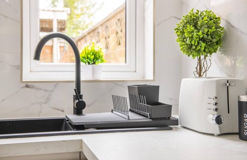 Corby House | 3br-sleeps8-parking-wifi-closestation