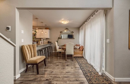 Turnagain House | 3BR w/Views Trails/Airport