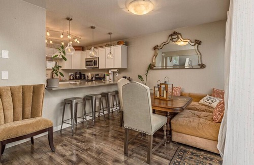 Turnagain House | 3BR w/Views Trails/Airport