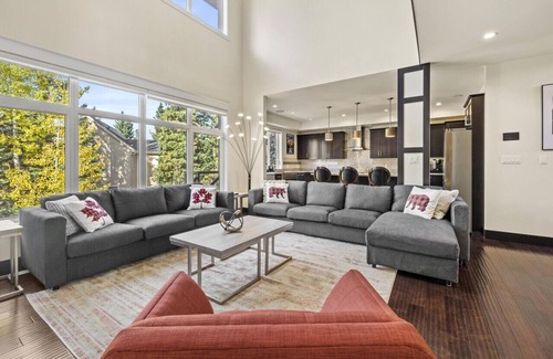 Hinton House | 4,000 sq ft 7 Br/4.5 Ba Luxury Home with Amazing Amenities