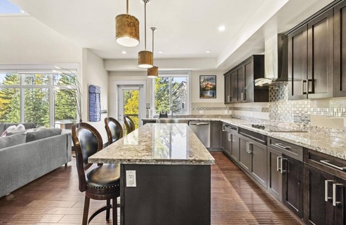 Hinton House | 4,000 sq ft 7 Br/4.5 Ba Luxury Home with Amazing Amenities