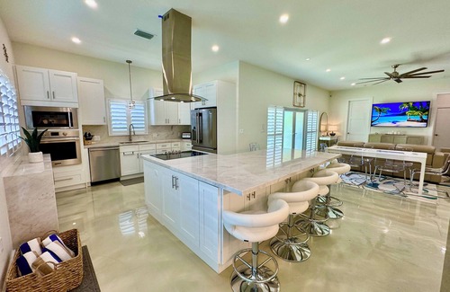 Dania Beach House | 4/3-Heated Pool-Dock-Ping Pong-Kayaks-Luxurious