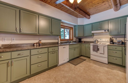 Darby Cabin | 4+Acre Cabin-Ski-Fish-Hike