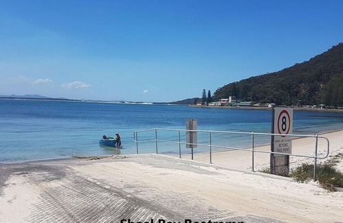 Shoal Bay Apartment | 4 'Adriana', 83 Ronald Avenue - open plan living with backyard