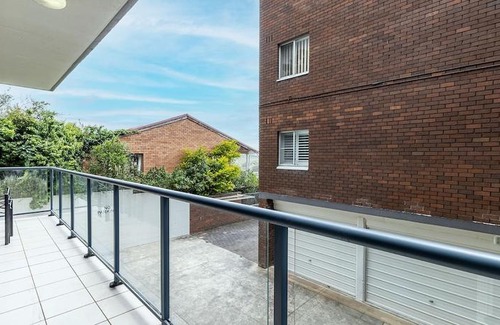 Shoal Bay Apartment | 4 'Adriana', 83 Ronald Avenue - open plan living with backyard