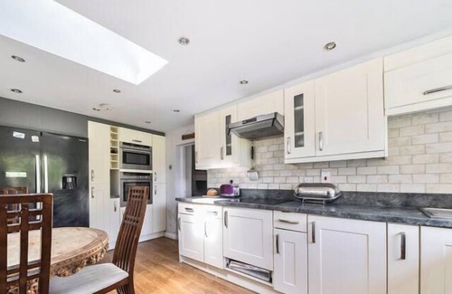 Dorchester House | 4 Bed-2 Bath-Sleeps 8-Large Garden-Pet Friendly