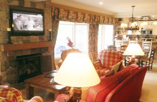 Vail Condo | 4 bed 4 bath, Large Deck Heart of Village 2 minutes to lifts Fireplace, Parking