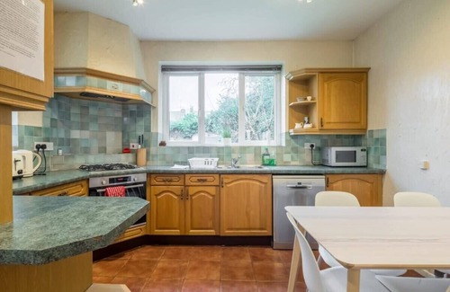 Cambridge House | 4 Bed Central Home - Perfect Location with Parking