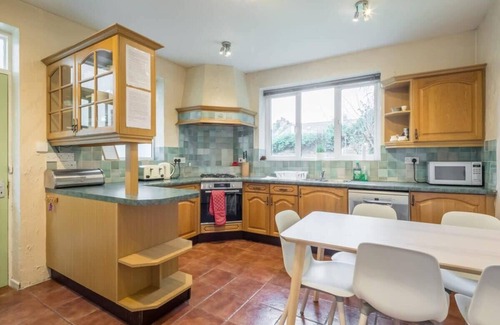 Cambridge House | 4 Bed Central Home - Perfect Location with Parking