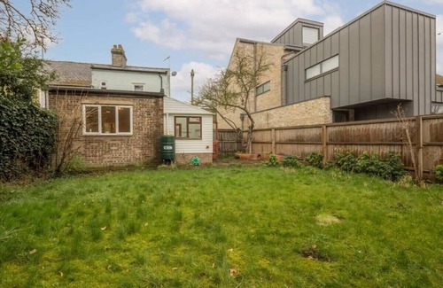 Cambridge House | 4 Bed Central Home - Perfect Location with Parking