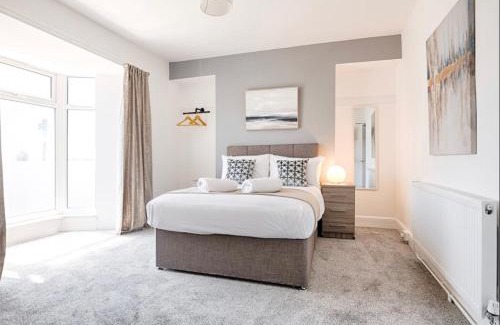 Castle House | 4 Bed Executive Style House - Near City Centre