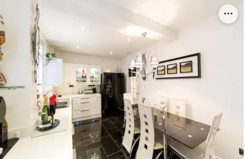 Graveney Apartment | 4 Bed Flat - Sleeps 14 - Parking - Game Room -Wifi