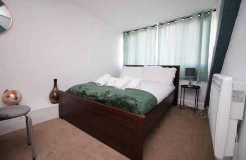 Castle Apartment | 4 Bed Flat - Sleeps 4 - Parking - Wifi