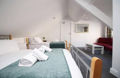 Castle Apartment | 4 Bed Flat - Sleeps 4 - Parking - Wifi