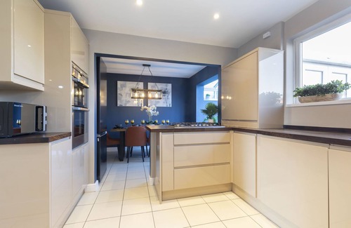 Gloucester House | 4-Bed Home with Hot Tub near Gloucester City