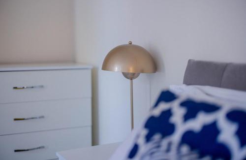 Kettering Apartment | 4-bed house in Kettering for groups and long stays